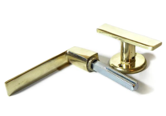 Manija D/B Biselada Liv Ros/Cuadrada Perno 75mm Pulido