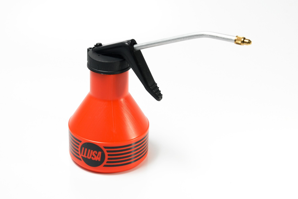 Aceitera A Presion Plastica Pico Fijo 500C.C.